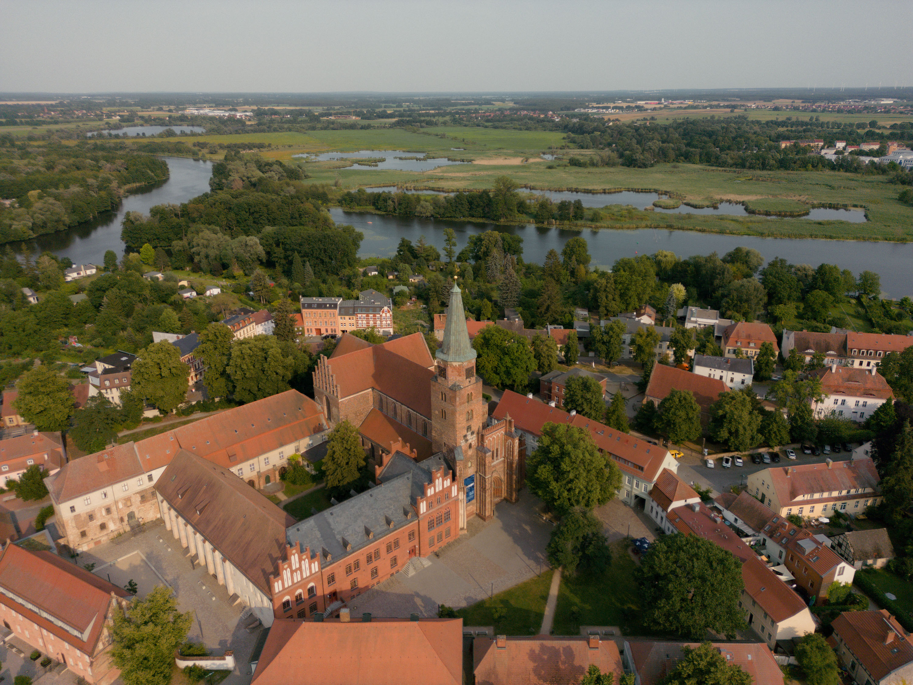 Brandenburger Dom mit Havel und grüner Auenlandschaft aus der Luft