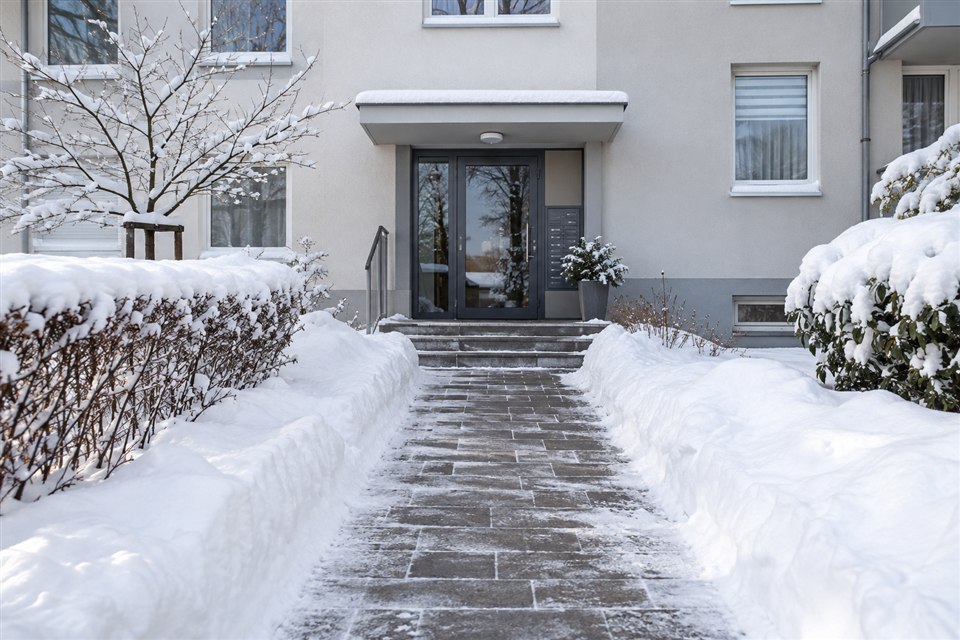 Illustratives Motiv eines geräumten Weges im Winter